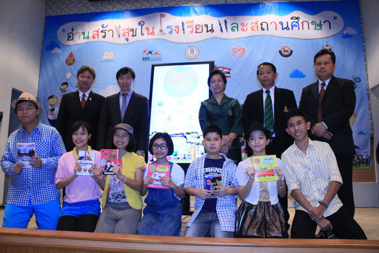 ทพ.กฤษดา  เรืองอารีย์รัชต์ ถ่ายภาพร่ววมกัน